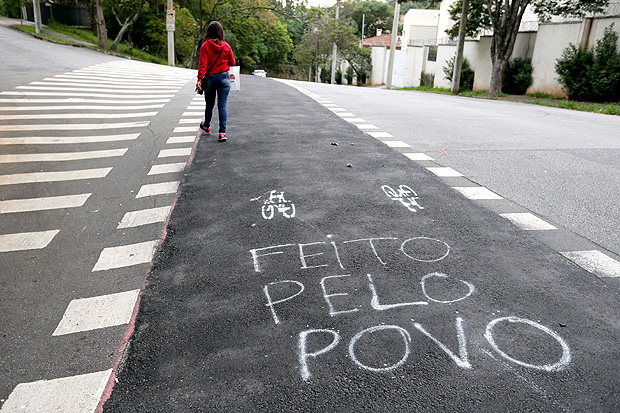 Tinta branca recria ciclovia asfaltada na rua Amarilis, no Morumbi (zona Oeste)