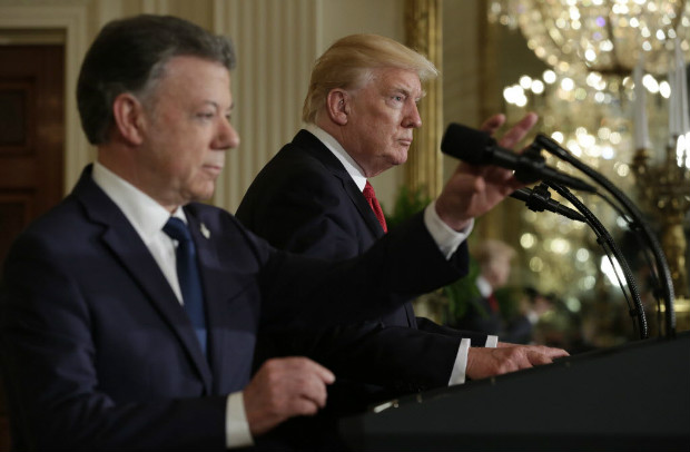O presidente dos EUA, Donald Trump, recebe na Casa Branca o colombiano Juan Manuel Santos