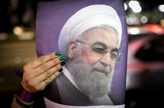 (170518) -- TEHERAN, mayo 18, 2017 (Xinhua) -- Imagen del 17 de mayo de 2017 de una simpatizante sosteniendo un cartel del presidente y candidato presidencial iraní, Hassan Rouhani, durante una campaña callejera, en Teherán, Irán. La 12 elección presidencial está programada para llevarse a cabo el 19 de mayo. (Xinhua/Ahmad Halabisaz) (jg) (ah)
