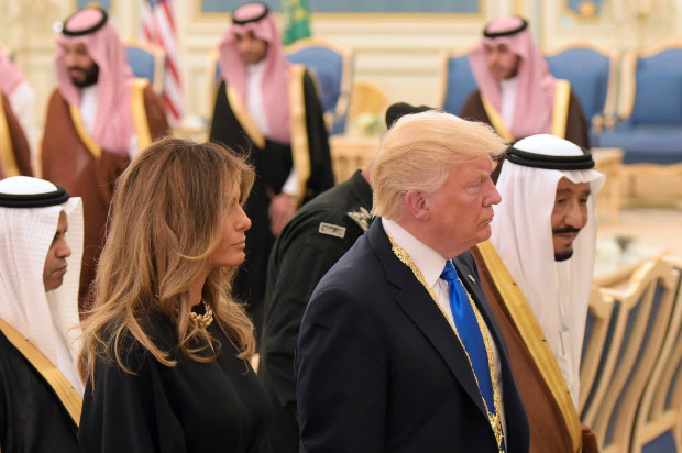 A primeira-dama dos EUA, Melania Trump, aparece ao lado do marido, Donald, em solenidade em Riad