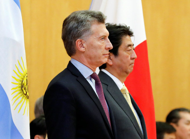 O presidente da Argentina, Mauricio Macri,  recebido pelo premi japons, Shinzo Abe, em Tquio