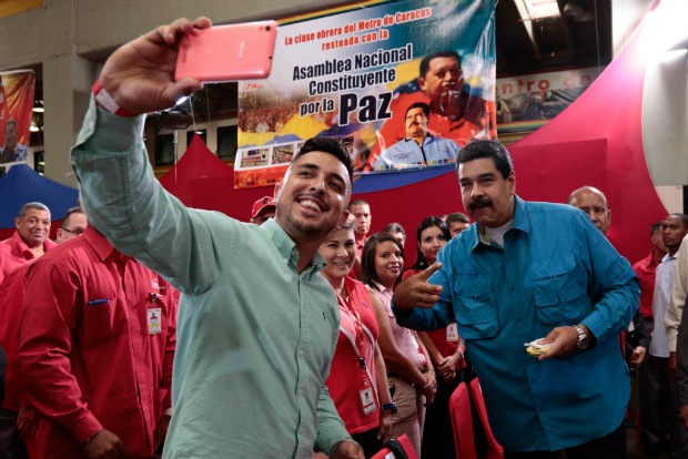 Militante tira 'selfie' com Maduro em visita  sede do Metr de Caracas, onde o lder fez seu programa