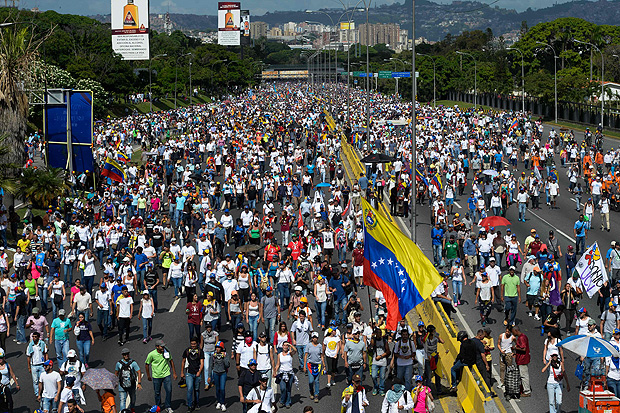 Opposition activists block the Francisco Fajardo main motorway in eastern Caracas on May 20, 2017 to protest against President Nicolas Maduro. Venezuelan protesters and supporters of embattled President Nicolas Maduro take to the streets Saturday as a deadly political crisis plays out in a divided country on the verge of paralysis. / AFP PHOTO / FEDERICO PARRA ORG XMIT: FPZ2899