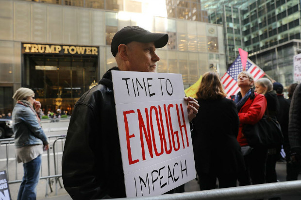 Manifestante pede impeachment do presidente Donald Trump em frente  Trump Tower, em Nova York