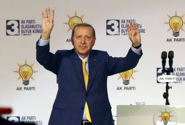 O presidente da Turquia, Recep Tayyip Erdogan, acena a seus seguidores no Congresso do AKP