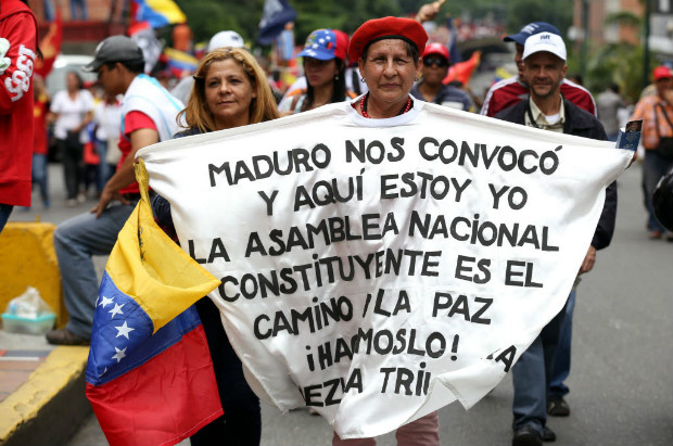Manifestante pr-governo leva cartaz a favor da Constituinte em ato de apoio a Maduro em Caracas