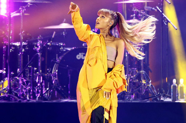 Ariana Grande durante show em Las Vegas, em 2016; passagem da cantora pelo Brasil continua incerta