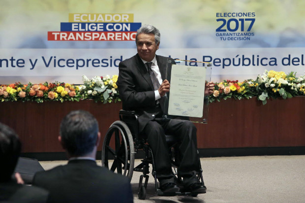 O presidente eleito do Equador, Lenn Moreno, recebe seu diploma eleitoral na Assembleia Nacional