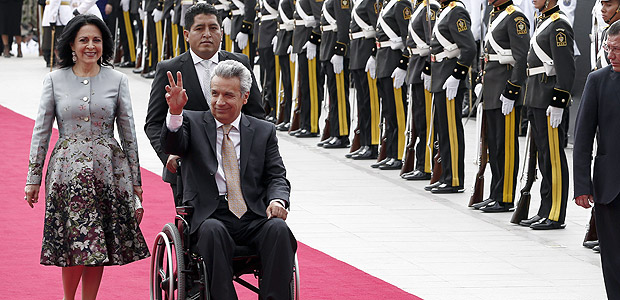 Lenin Moreno chega, junto de sua mulher, para a sua cerimnia de posse no Congresso equatoriano 