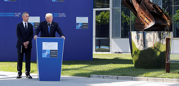 O presidente dos EUA, Donald Trump, discursa durante cúpula da Otan (aliança militar ocidental)