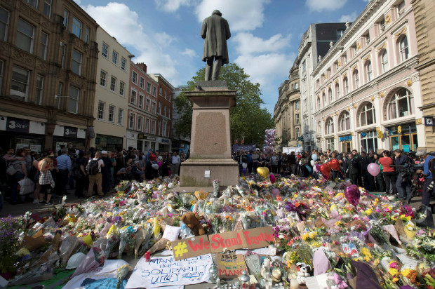 Mensagens e flores so deixadas na St.Ann Square, em Manchester, em homenagem s vtimas