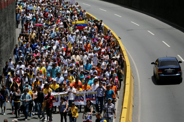 Manifestantes protestam contra o presidente Nicols Maduro em avenida de Los Teques (a 30 km de Caracas)