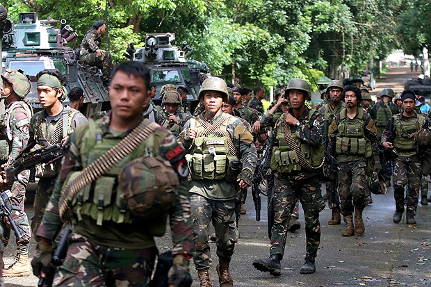 (170525) -- LANAO DEL SUR, May 25, 2017 (Xinhua) -- Soldiers from the Armed Forces of the Philippines (AFP) gather for an assault against the Maute militant group in Lanao Del Sur Province, the Philippines, May 25, 2017. The Philippine armed forces continued conducting surgical operations on Thursday to flush out up to 40 remnants of the Maute militant group that remain in the besieged southern Philippine city of Marawi, a military spokesman has said. (Xinhua/STRINGER)(yk)