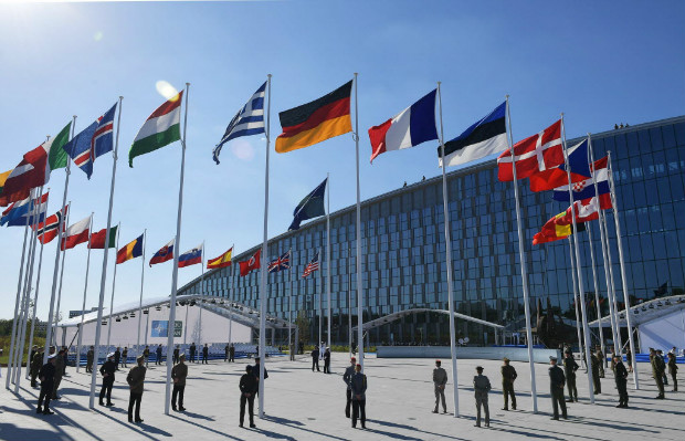 Funcionrios da Otan hasteiam bandeiras de seus pases na nova sede da aliana militar em Bruxelas