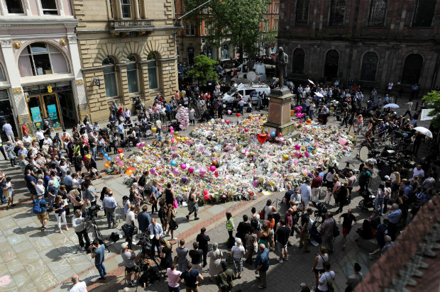 Moradores de Manchester prestam homenagem s vtimas do atentado no show de Ariana Grande