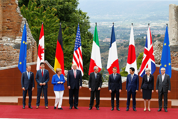 From L-R, European Council President Donald Tusk, Canadian Prime Minister Justin Trudeau, German Chancellor Angela Merkel, U.S. President Donald Trump, Italian Prime Minister Paolo Gentiloni, French President Emmanuel Macron, Japanese Prime Minister Shinzo Abe, Britain's Prime Minister Theresa May and European Commission President Jean-Claude Juncker pose for a family photo during the G7 Summit in Taormina, Sicily, Italy, May 26, 2017. REUTERS/Tony Gentile ORG XMIT: MJB133