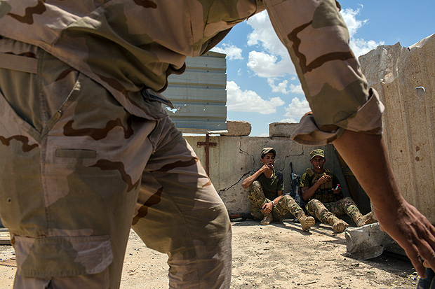 Soldados do Exercito Iraquiano combatem tropas do Estado Islamico em Mossul. Foto: Yan Boechat/Folhapress ***EXCLUSIVO FOLHA*** ***DIREITOS RESERVADOS. NO PUBLICAR SEM AUTORIZAO DO DETENTOR DOS DIREITOS AUTORAIS E DE IMAGEM***