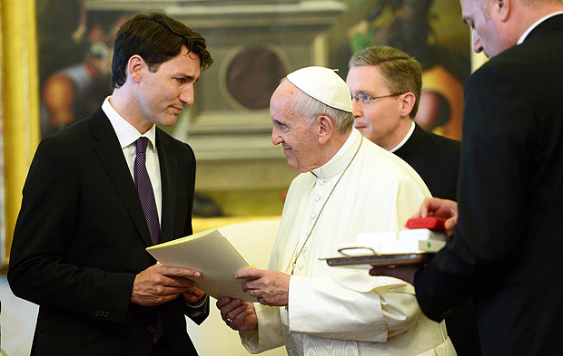 Canada's Prime Minister Justin Trudeau meets with Pope Francis for a private audience at the Vatican on Monday, May 29, 2017. (Sean Kilpatrick/The Canadian Press via AP) ORG XMIT: SKP119