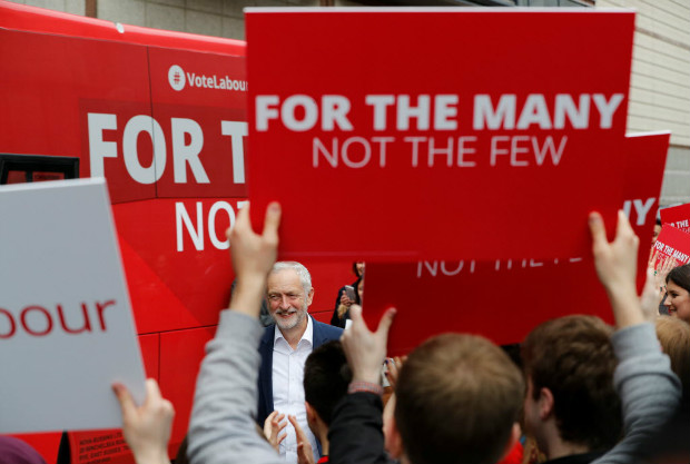 O lder do Partido Trabalhista, Jeremy Corbyn,  recebido por militantes em evento em Birmingham