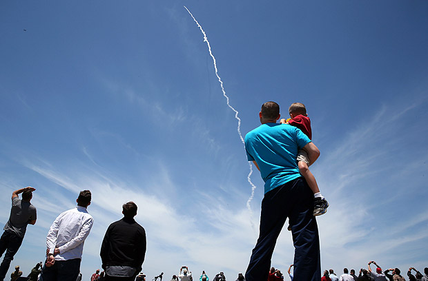 People watch as the Ground-based Midcourse Defense (GMD) element of the U.S. ballistic missile defense system launches during a flight test from Vandenberg Air Force Base, California, U.S., May 30, 2017. REUTERS/Lucy Nicholson ORG XMIT: LUC08