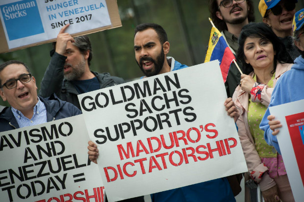 Venezuelanos protestam contra deciso do Goldman Sachs de comprar aes da estatal PDVSA