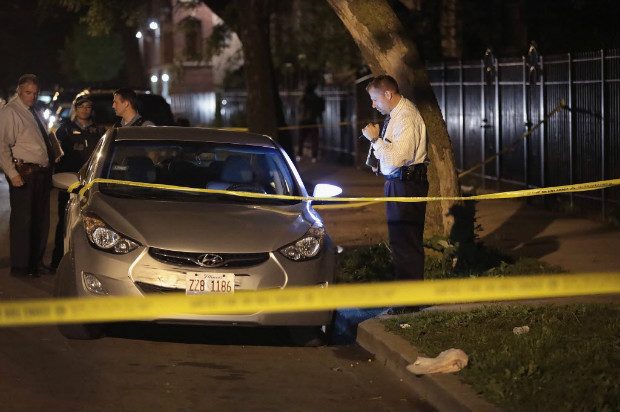 Polcia procura por provas perto de carro onde homem foi baleado em Chicago no ltimo sbado (27)