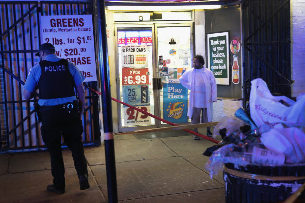 Polcia mantm guarda ao lado de mercado onde homem foi baleado diversas vezes em Chicago
