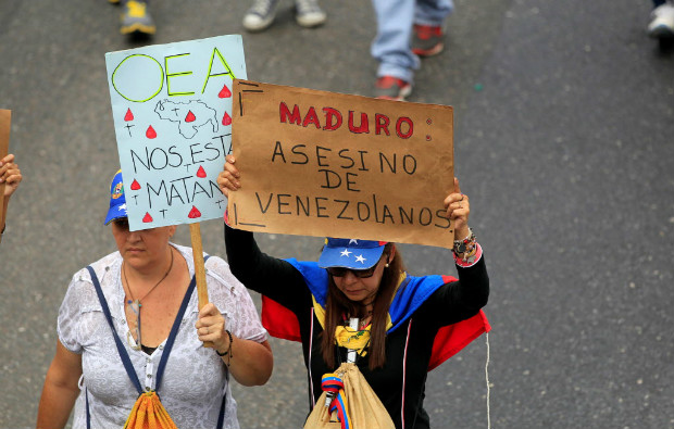 Manifestantes contrrios a Nicols Maduro pedem ajuda a OEA em protesto em Caracas nesta quarta