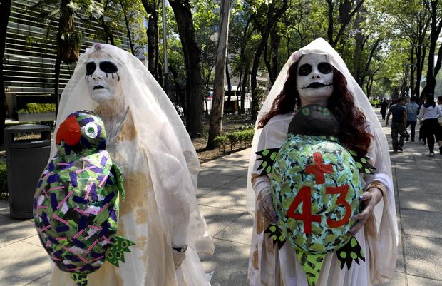 Mulheres fazem protesto em solidariedade às mães dos 43 estudantes desaparecidos no Estado mexicano de Guerrero em 2014 