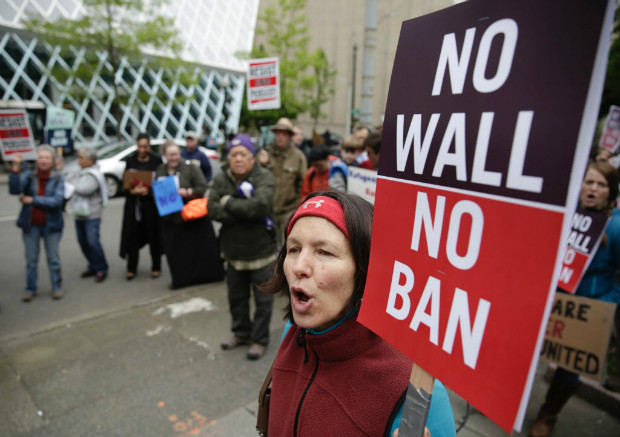 Manifestantes protestam contra decreto anti-imigrao em audincia de apelao em maio em Seattle