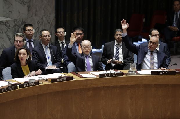 O embaixador da China na ONU, Liu Jieyi, vota a favor de sanções contra Pyongyang no Conselho de Segurança