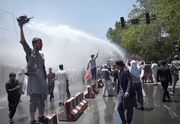 Afghan security forces use water canons to disperse protesters during clashes at a protest against the government following a catastrophic truck bomb attack near Zanbaq Square in Kabul on June 2, 2017. Afghan police June 2 fired live rounds to disperse hundreds of stone-throwing protesters seeking to march on the presidential palace to demand the government's resignation following a catastrophic truck bombing that killed 90 people and wounded hundreds. / AFP PHOTO / WAKIL KOHSAR ORG XMIT: WK0011