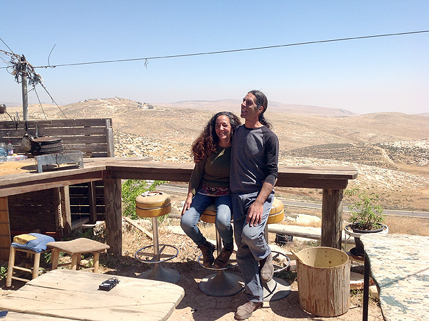 Os agricultores Tehilla e Noam Cohen, do assentamento de Neve Erez, na Cisjordania Foto: Daniela Kresch/Folhapress ***DIREITOS RESERVADOS. NÃO PUBLICAR SEM AUTORIZAÇÃO DO DETENTOR DOS DIREITOS AUTORAIS E DE IMAGEM***