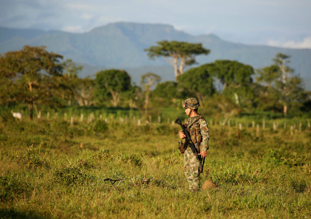 Soldado colombiano faz guarda em rea antes ocupada pelas Farc no departamento de Meta