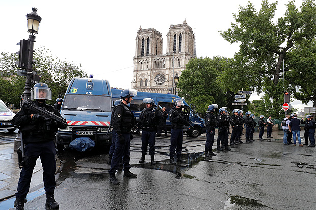 French police stand at the scene of a shooting incident near the Notre Dame Cathedral in Paris, France, June 6, 2017. REUTERS/Philippe Wojazer ORG XMIT: PAR01