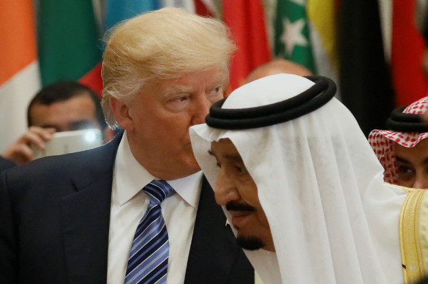O presidente dos EUA, Donald Trump, é recebido pelo rei saudita, Salman, em Riad em 21 de maio