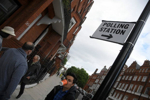 Sinal conduzindo a uma sesso eleitoral  colocado em poste em Londres