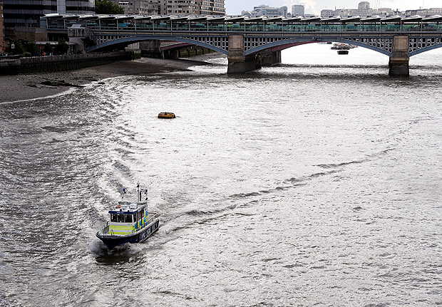 A police boat heads along the River Thames towards London Bridge, the scene of the recent attack, in London, Britain June 6, 2017. REUTERS/Peter Nicholls ORG XMIT: LON600