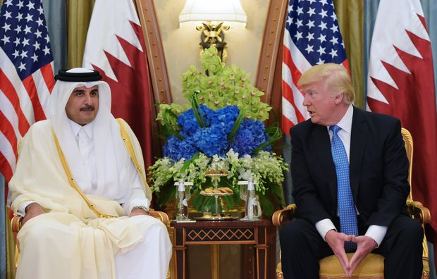 O emir do Qatar, xeque Tamim Bin Hamad Al Thani, encontra o presidente dos EUA, Donald Trump, em Riad