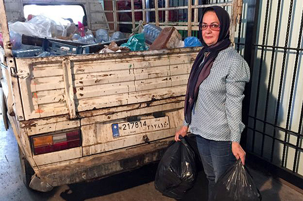 Khadija Farhat comprou um caminho para coletar itens reciclveis