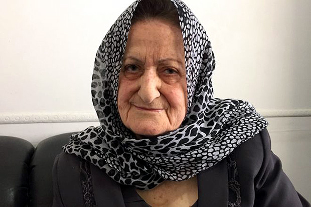 Zeinab Mokalled, 81, organizou uma equipe feminina de coletoras de lixo em sua cidade no Lbano