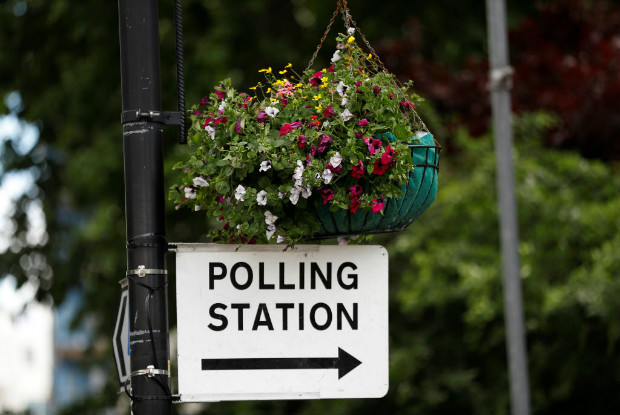 Placa colocada em poste mostra caminho para seo eleitoral em Londres nesta quarta-feira (7)