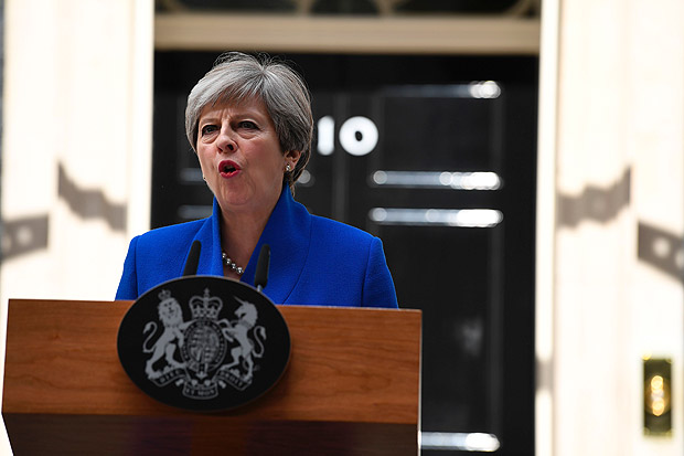 A primeira-ministra da Reino Unido, Theresa May, durante discurso em frente  sua residncia oficial