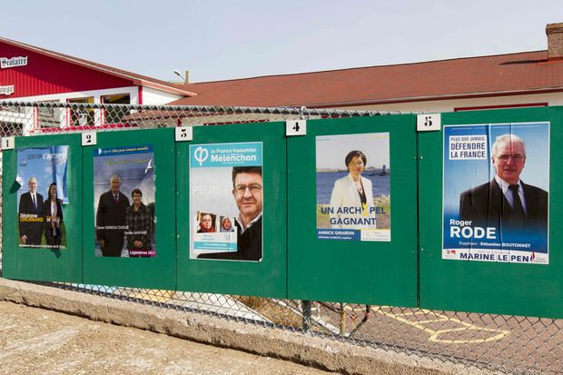 Cartazes eleitorais para a eleio legislativa francesa no territrio ultramarino de Saint-Pierre