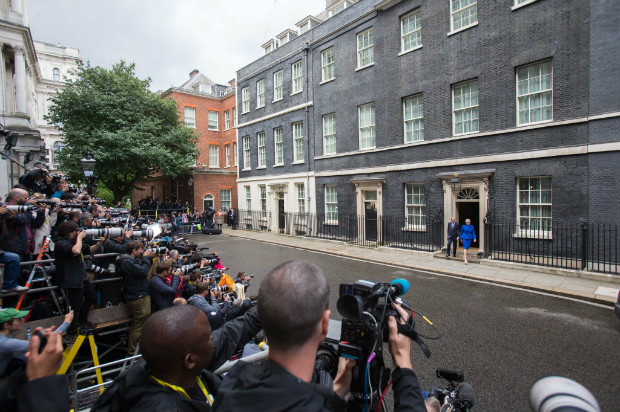 Repórteres e fotógrafos registram a saída da primeira-ministra britânica, Theresa May, de Downing Street