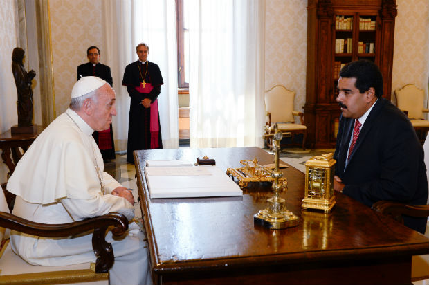 O papa Francisco, durante conversa com o presidente da Venezuela, Nicols Maduro, no Vaticano, em 2013 