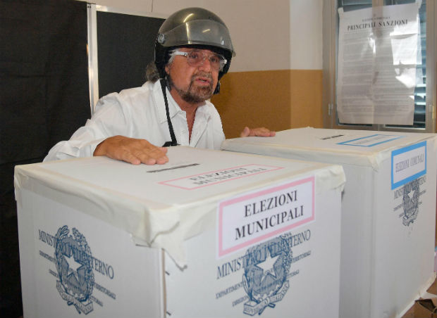 O lder do movimento populista 5 Estrelas, Beppe Grillo, vota em Gnova, na Itlia 