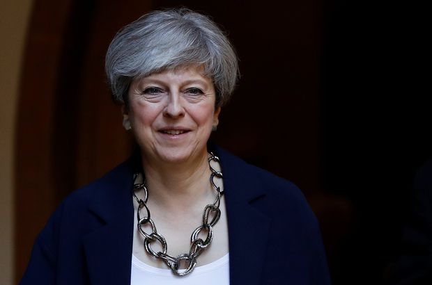 A primeira-ministra do Reino Unido, Theresa May, aps sair de uma igreja em Sonning