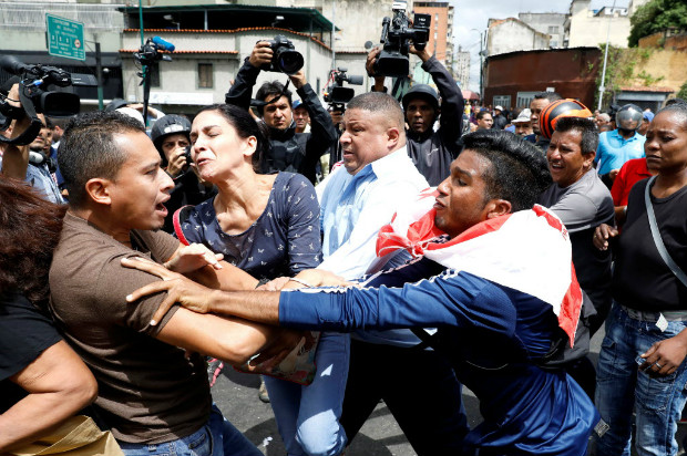 Manifestantes opositores e chavistas entram em confronto durante protesto no centro de Caracas