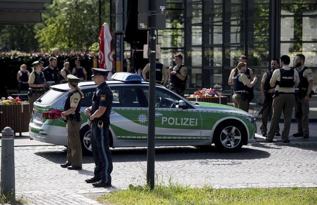 Policiais fecham estao de trem em Munique aps tiroteio deixar quatro feridos, incluindo uma oficial